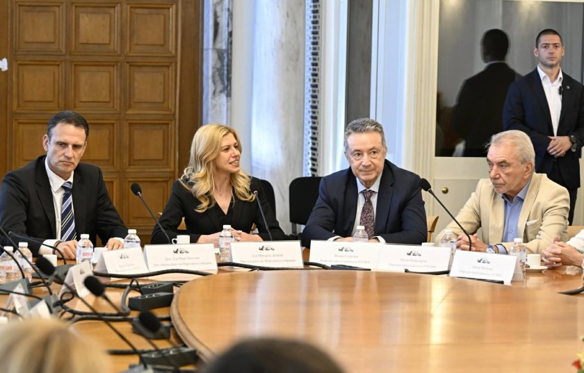 Шефката на НС събра бивши и настоящи депутати за "35 години конституция" 
