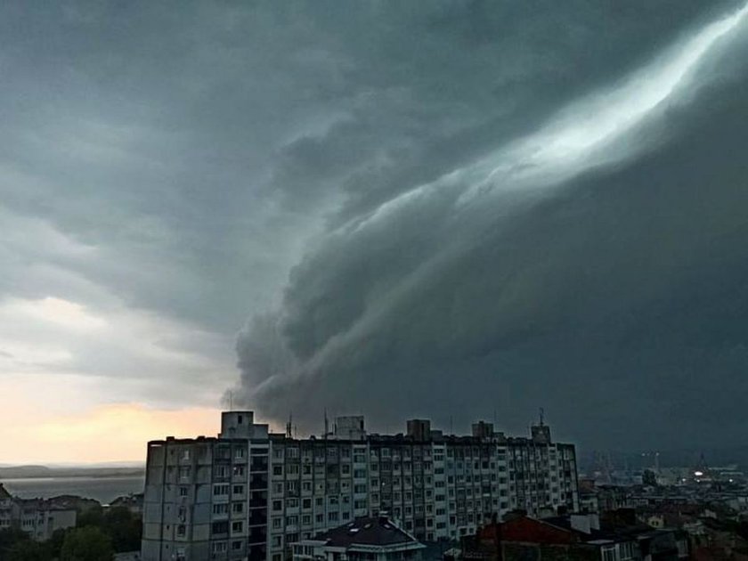 Буря наближава Бургас, синоптиците бият тревога