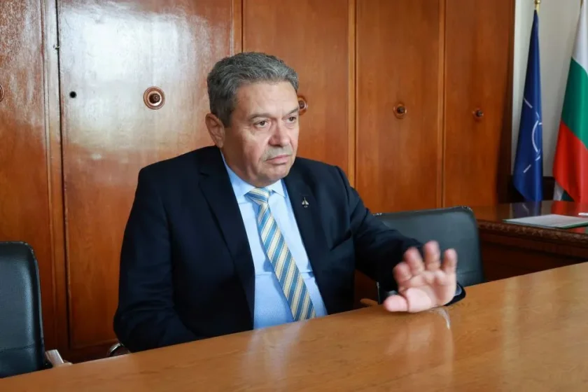 Лалов: Споразумението със САЩ ни задължава да предоставим авиобаза &bdquo;Безмер&ldquo; при поискване