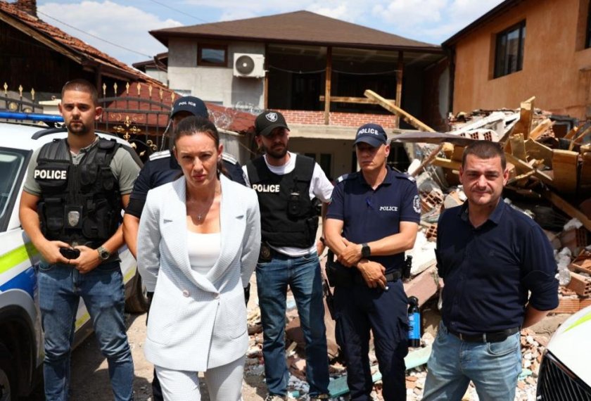 Полиция с багер нахлула в имота на жената, арестувана заради фентанил