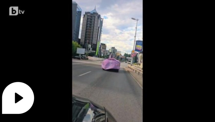 Пътна авантюра: Булка-джигитка се повози върху кола, покрита с розов воал 