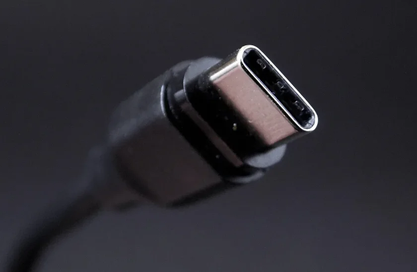 Забавя ли дългият кабел зареждането на смартфона?