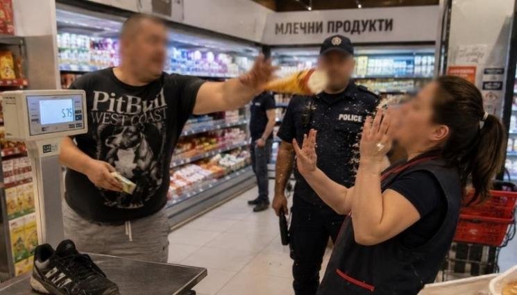 Екшън в магазин: Клиент замеря продавачка с кроасани и сладолед