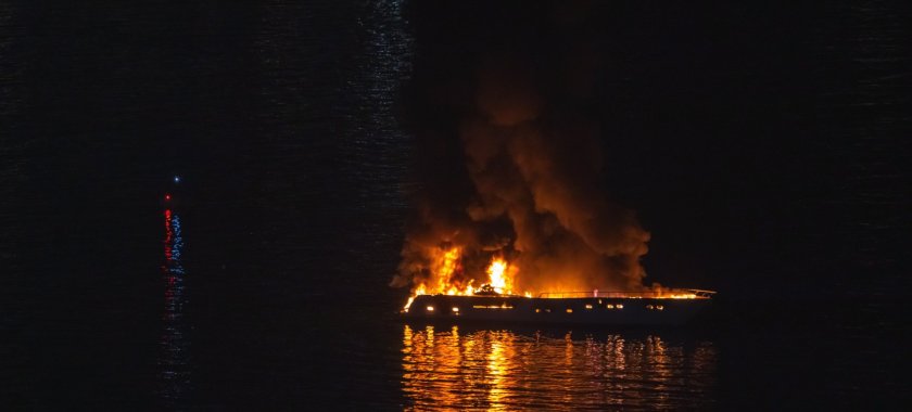 Мина се взриви и подпали танкер край Ормузкия проток (ВИДЕО)