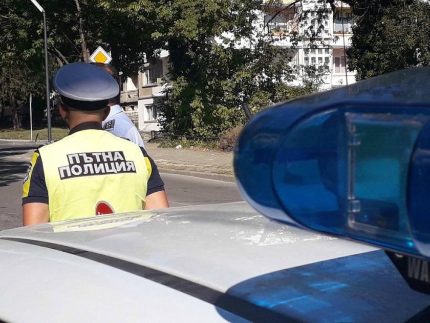 Заловиха възрастни мъже с коли с чужди регистрационни табели в Петричко