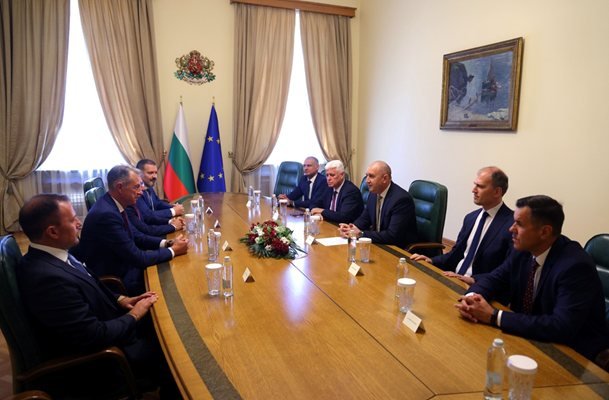 Правителството иска да купи противопожарни самолети