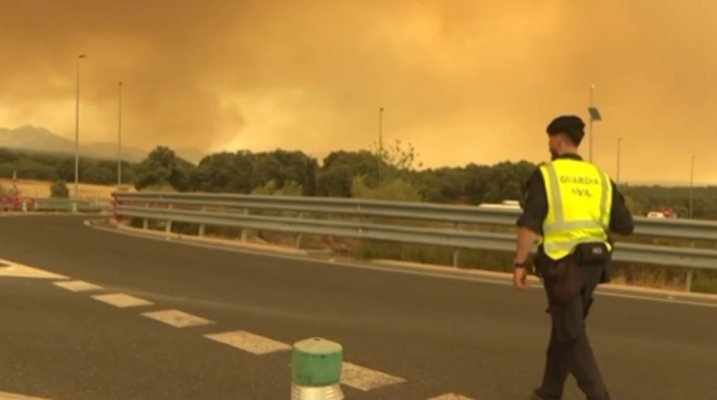 Голям пожар бушува край Мадрид, евакуираха 26 000