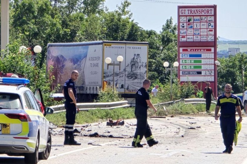 Млада жена загина при тежка катастрофа между кола и товарен автомобил на главен път Е-79