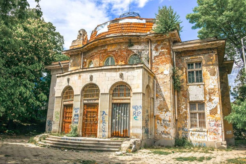 Укрепват покрива на рушащата се баня в Горна баня