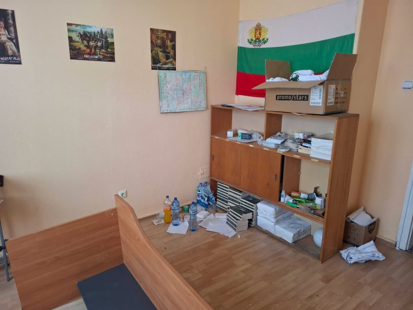 Офис на "Възраждане" в Ямбол осъмнал разбит след протестите в Безмер