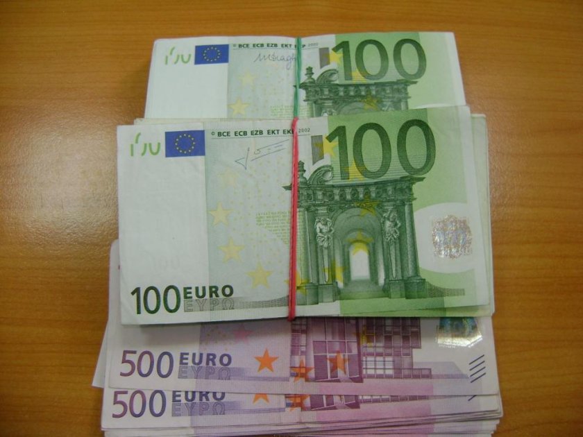 Митничари на &bdquo;Лесово&ldquo; заловиха румънка с над 41 000 недекларирани евро