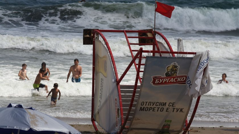 Червен флаг: Пълна забрана за къпане в морето