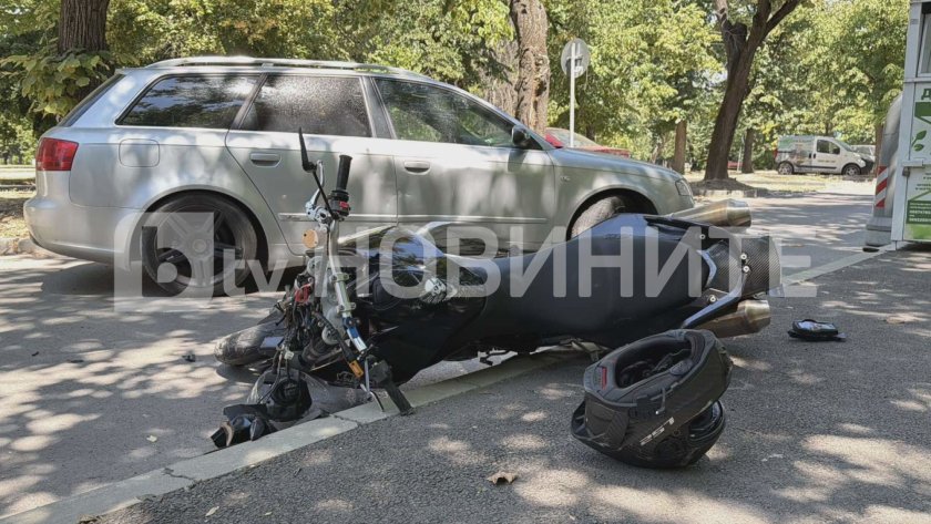 Моторист на задна гума се вряза в кола с майка и дете в Русе 