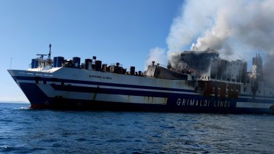 Петима загинаха в пожар на ферибот край Индонезия