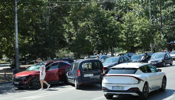 Четири коли се помляха до Орлов мост (СНИМКИ)