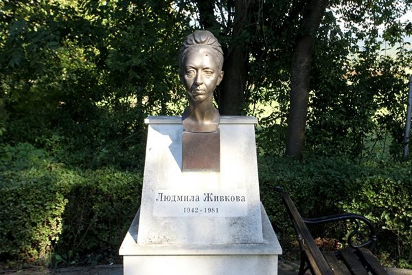 Има ли екзекутиран за строшения паметник на Людмила Живкова?