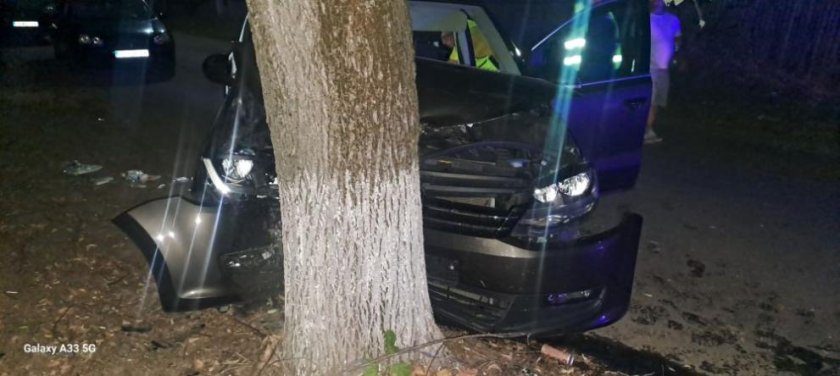 Млада шофьорка се разсея с телефона и се заби в дърво, 13-годишният ѝ брат е с опасност за живота (СНИМКИ)
