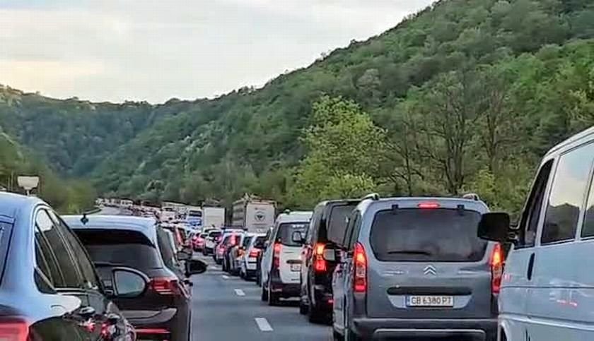 Катастрофа с моторист на АМ &bdquo;Тракия&ldquo;, движението е блокирано