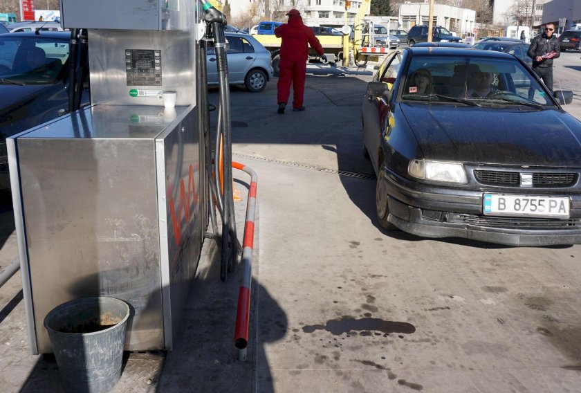Митниците и МВР влязоха в 3 бензиностанции и склад за гориво в Бургаско