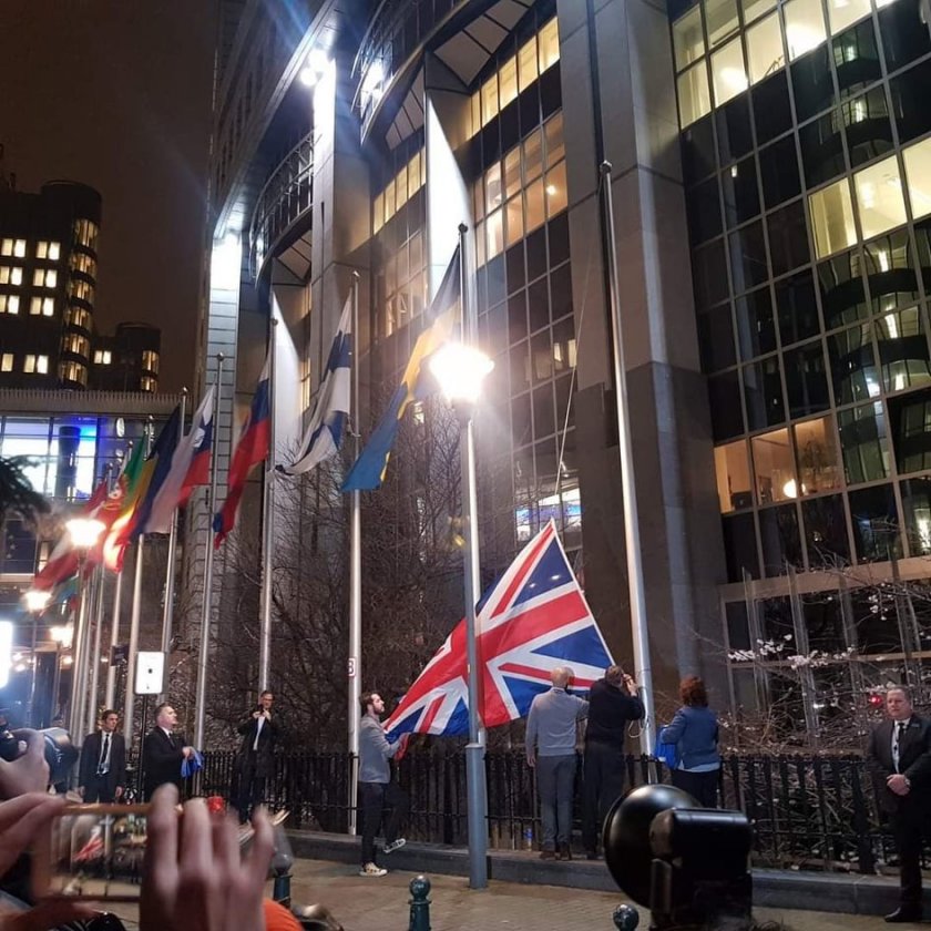 BYE, BYE! Свалиха знамето на Великобритания от сградите на ЕС