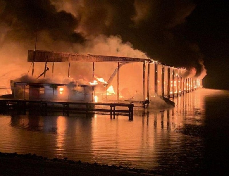Пожар овъгли 8 човека в яхтено пристанище