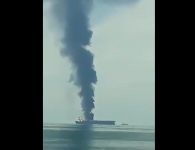 Кораб пламна в Персийския залив