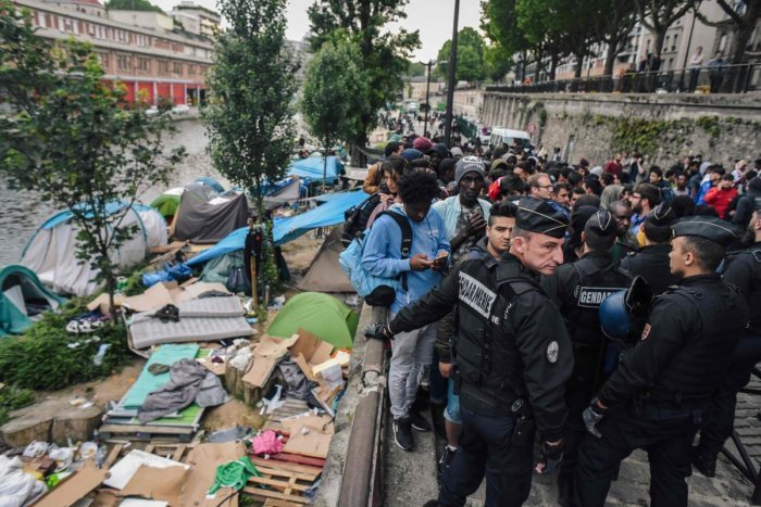 Полицията разчиства северната част на Париж