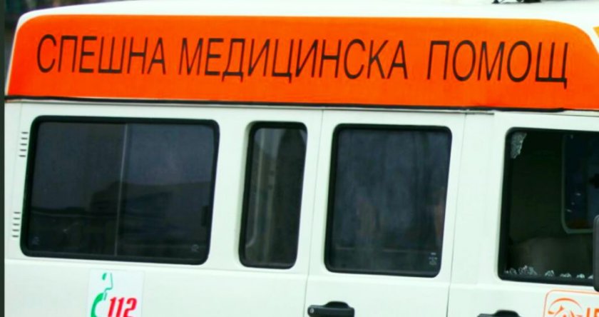 Кола блъсна баба на заден ход