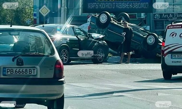 Мерцедес се помля посред Пловдив, пълно е с линейки