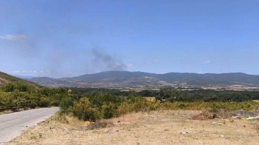 Голям пожар затвори Подбалканския път край Сливен