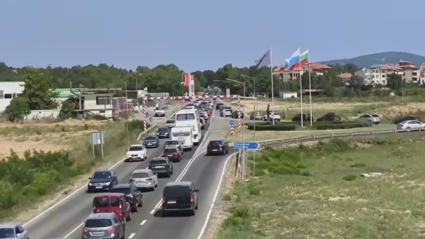 Здравко Брадъра зове: Трафикът по южното Черноморие е нечовешки, не тръгвайте! (ВИДЕО)