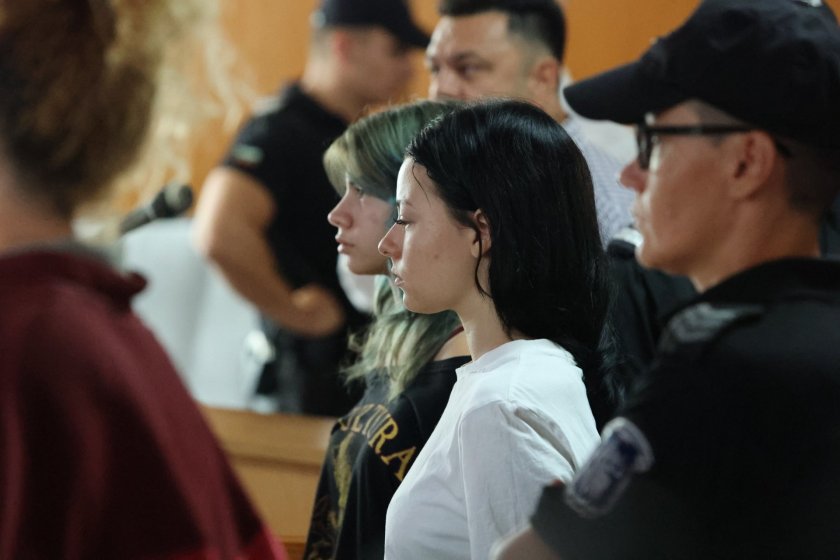 Момичетата от Пловдив остават в ареста, народът крещи &bdquo;Убийци&ldquo;