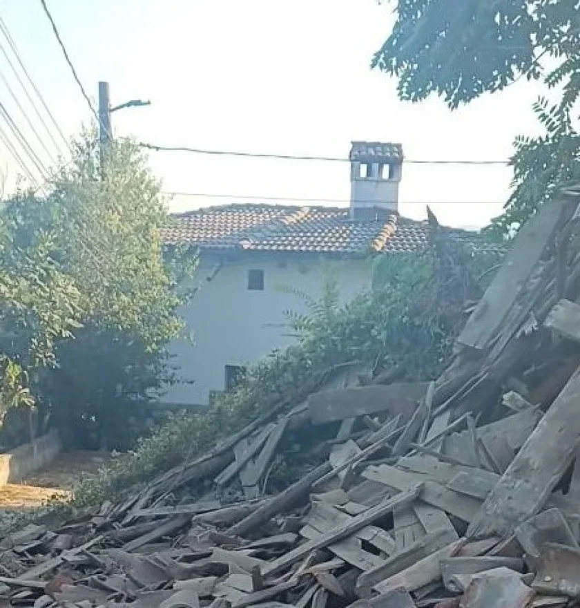 Стара къща се срути във Велико Търново