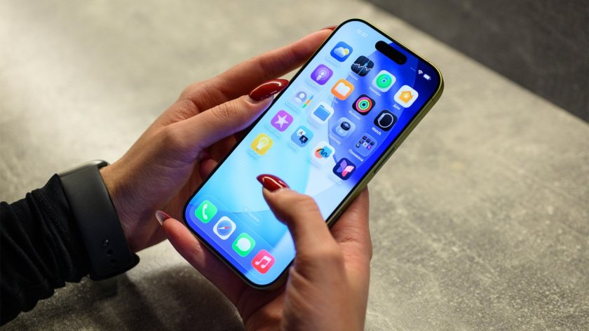 &bdquo;Епъл&ldquo; се отказва от изцяло стъкления iPhone