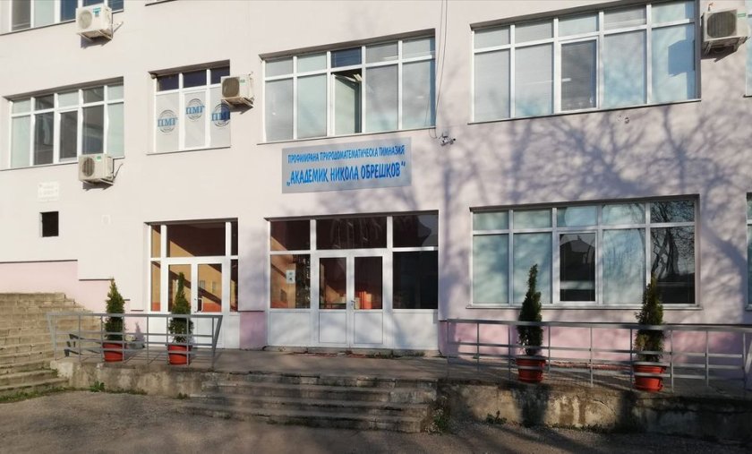 Копейките са навсякъде: Защо в бургаската математическа децата учат руски?!