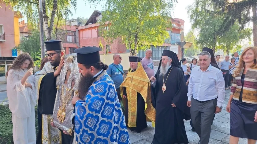 Велинградчани се докоснаха до чудотворната икона "Златна ябълка"