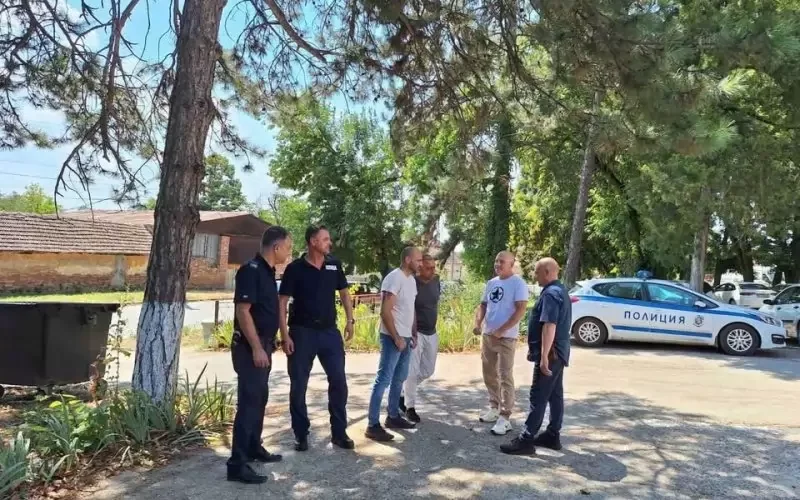 Безчовечност: Шофьор на автобус заряза болно момче в адската жега