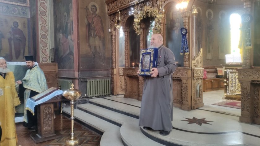 Стотици миряни посрещнаха Хавайската икона в старата столица 
