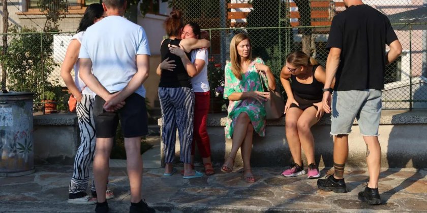 Близки на убития в Пловдив Георги Кузев се събраха на бдение пред дома му
