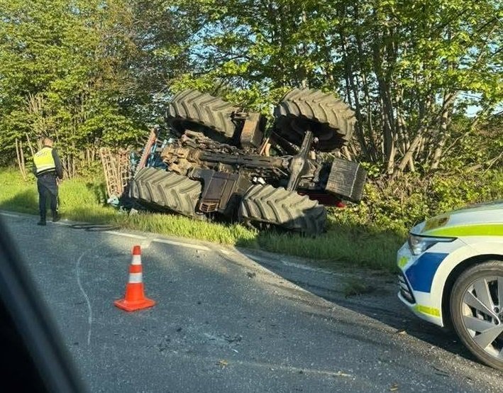 Трактор падна в дере, шофьорът скочи в движение и тежко пострада край Бургас