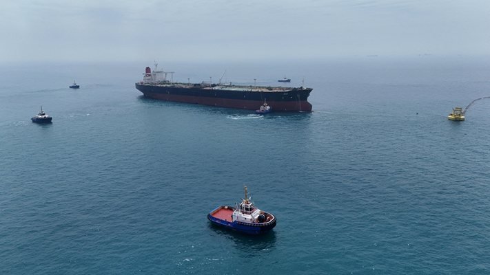 Търговски кораб бе ударен от снаряд на излизане от Ормузкия проток