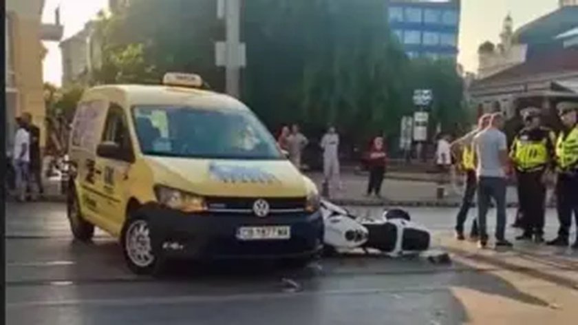 Такси и мотор се сблъскаха в центъра на София