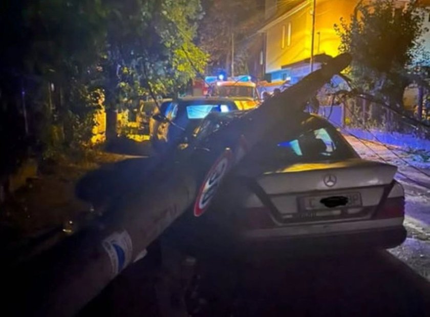 Електрически стълб падна върху автомобил в София