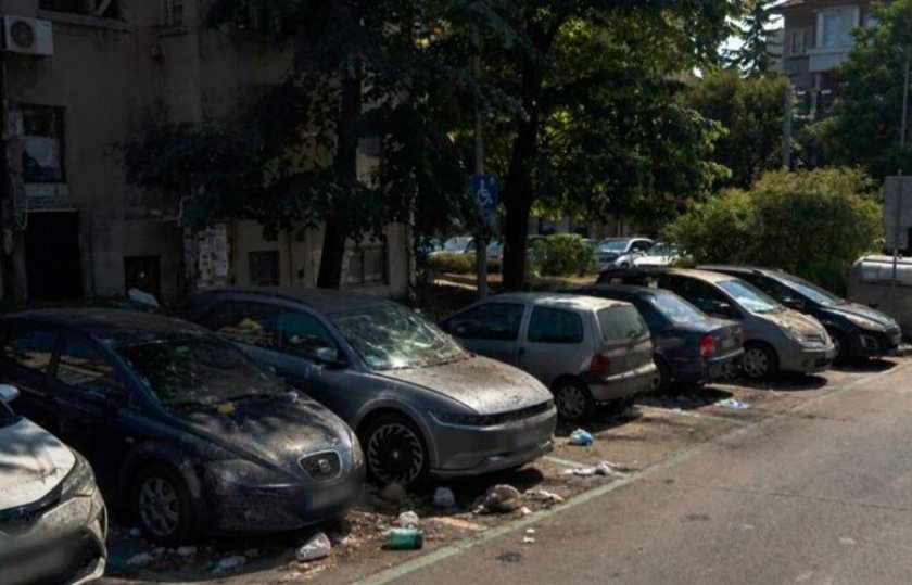 Мъж залива с фекалии автомобили и ги троши на пъпа на Бургас