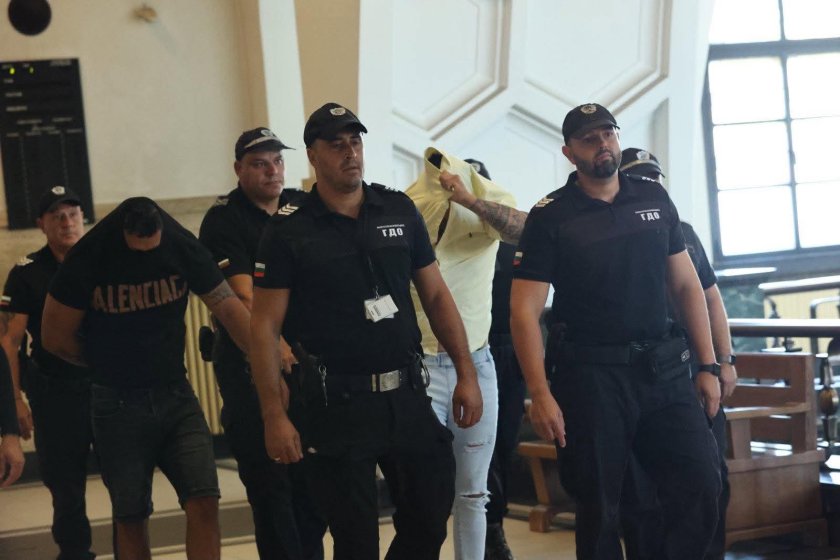 За проституция и изнудване: Оставиха за постоянно в ареста тримата гамени от Новачене 