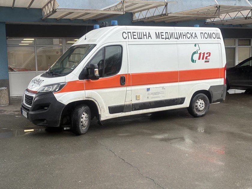 Пешеходка е в болница със счупен череп