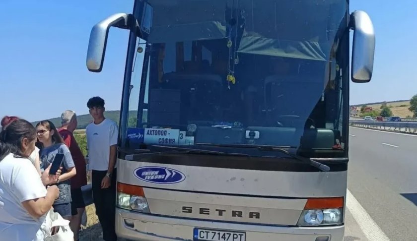 Ходене по мъките на "Тракия": Пътници бедстват на 40 градуса жега след втора авария на автобус