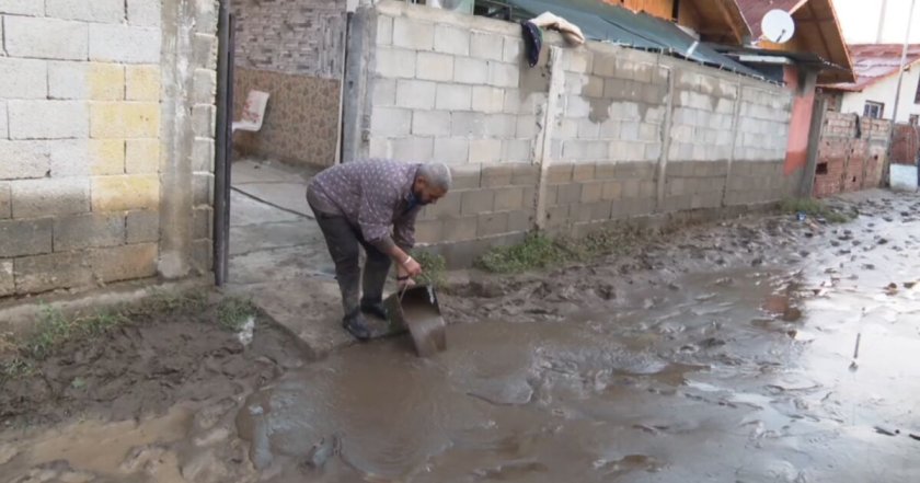 Потопът в Пещера на косъм да погълне бебе, чупили са прозорци, за да го спасят 