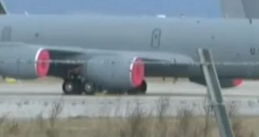 Американски военен самолет кацна в Бургас
