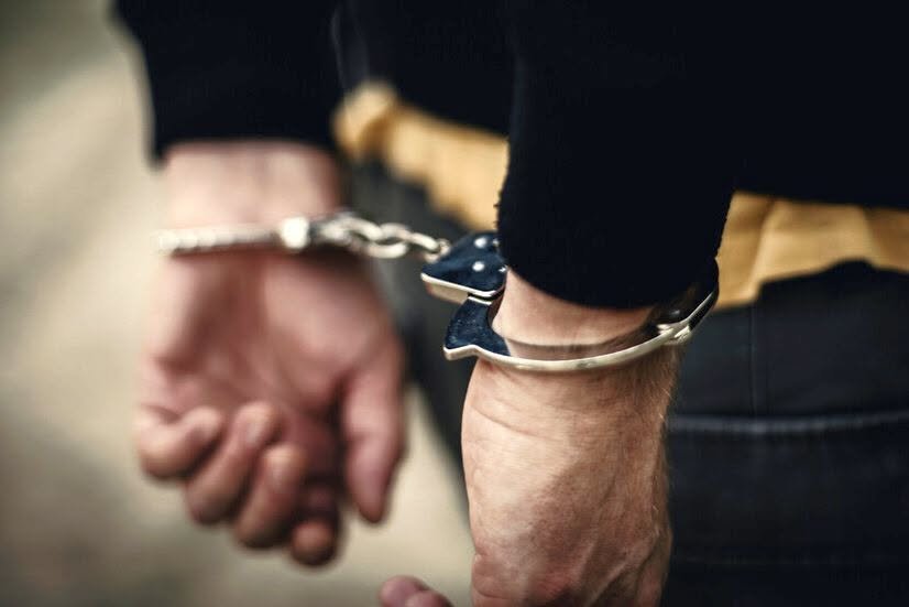 Зрелищен арест в Китен, полицаи тръшнаха заподозрян на асфалта (СНИМКА)
